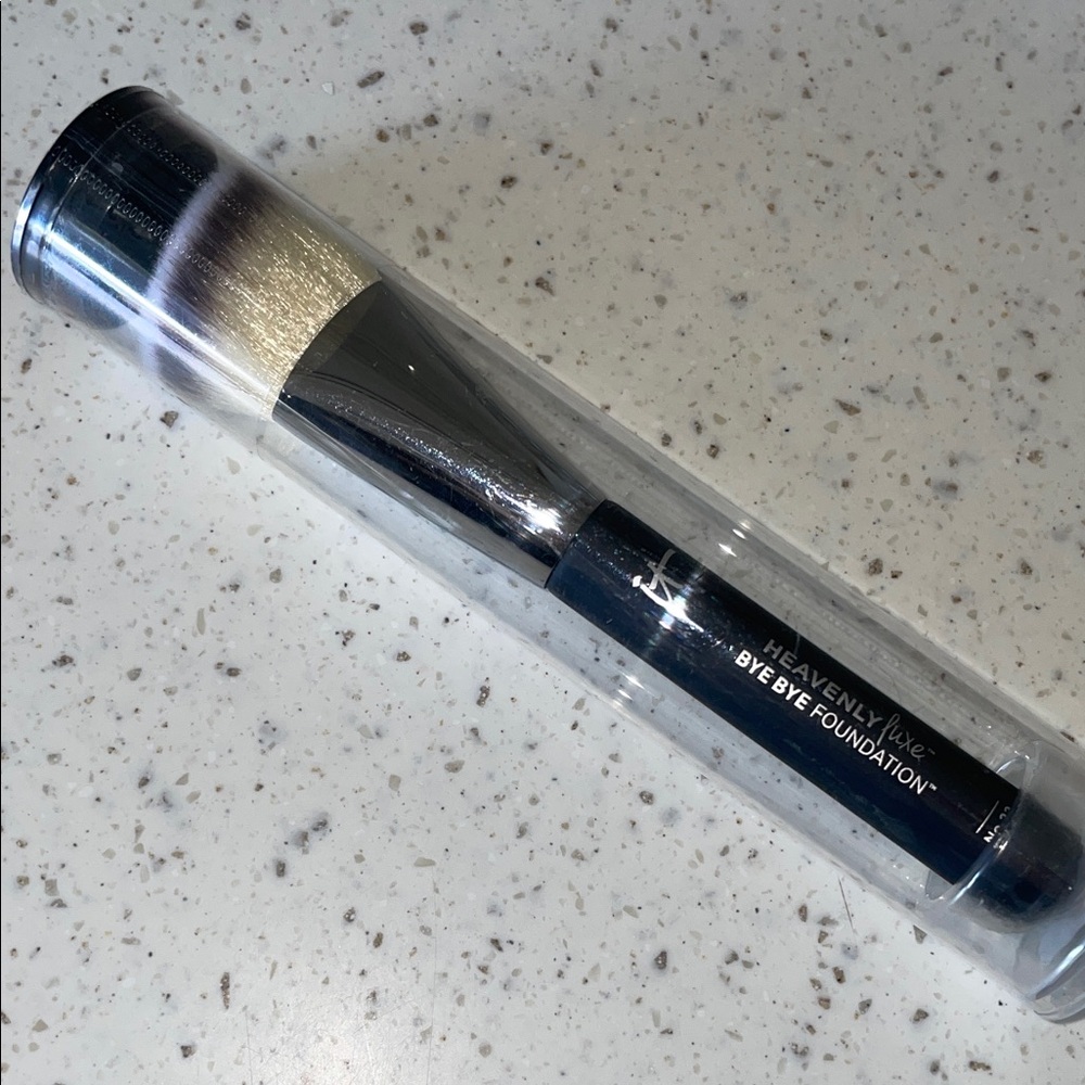 IT Cosmetics Luxe Brush with Black and Silver Foundation Brush No 22